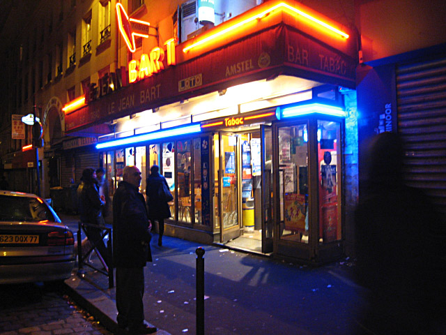 Nous repartons. Marjolaine va acheter des cigarettes