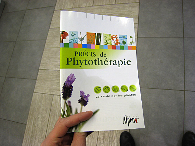 Aurore va à la pharmarcie. Je ramasse in Précis de Phytothérapie