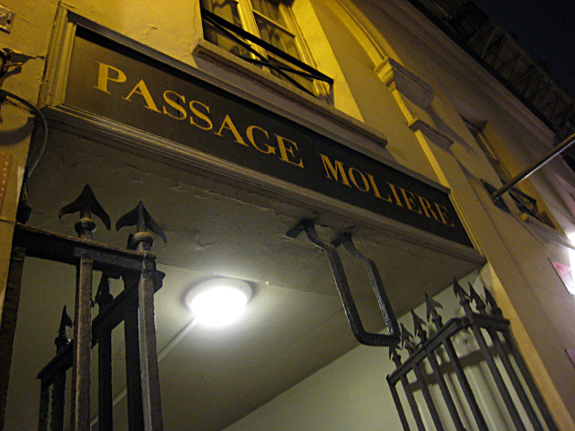 Nous arrivons au passage Molière