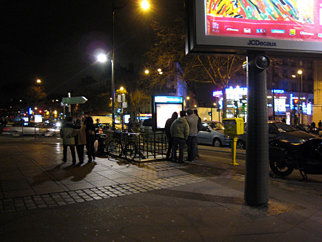 Nous allons prendre le métro à Belleville