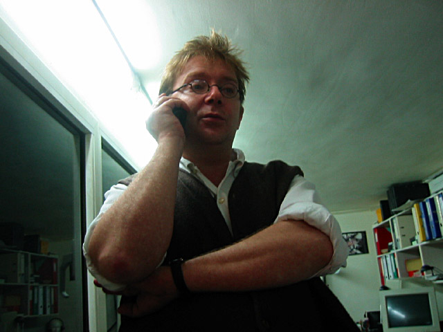 Dominique est au téléphone comme à son habitude