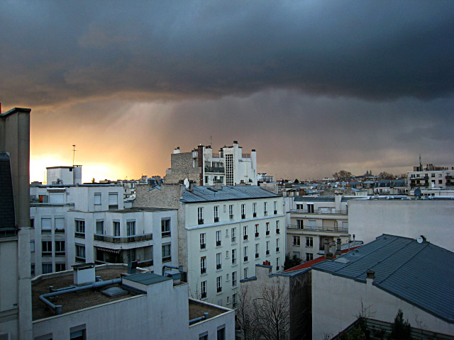 J'ai appris qu'un appartement se libère au dernier étage de mon immeuble. Je monte