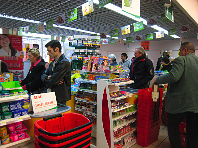 Je fais la queue à la caisse