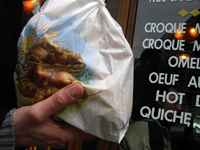Laurent achète des viennoiseries