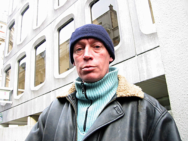 Un SDF me demande de l'argent. Je lui donne un peu de tabac