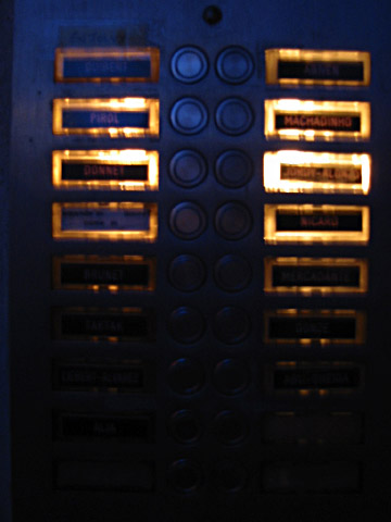 Je sonne à l'interphone