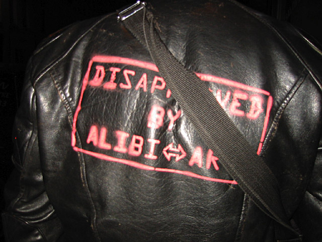 Thierry me présente son blouson. Nous partons pour une autre exposition juste à côté