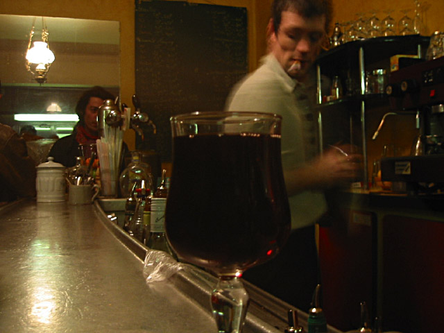 Nous allons dans le bar du coin. Je prends un verre de vin