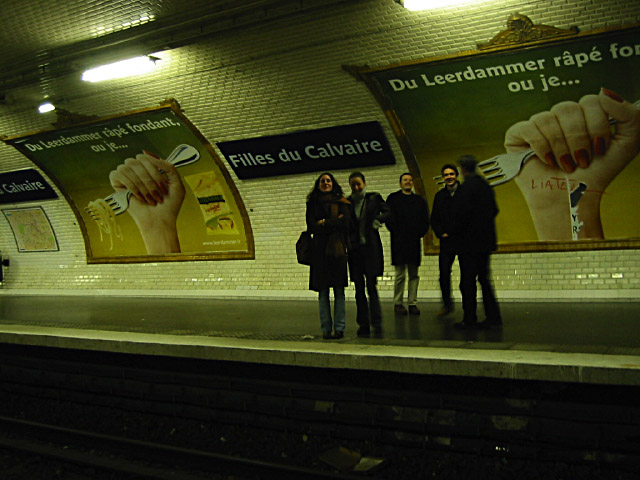 J'apperçois Julie sur l'autre quai. Je lui fais signe