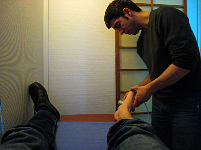 Mon kiné me masse le pied