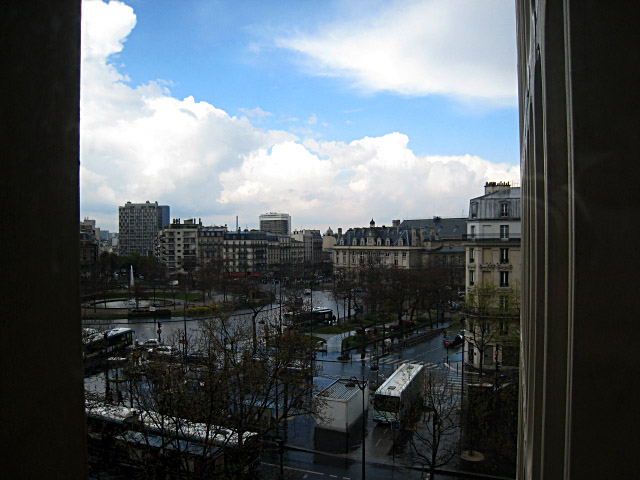 Je regarde à la fenêtre