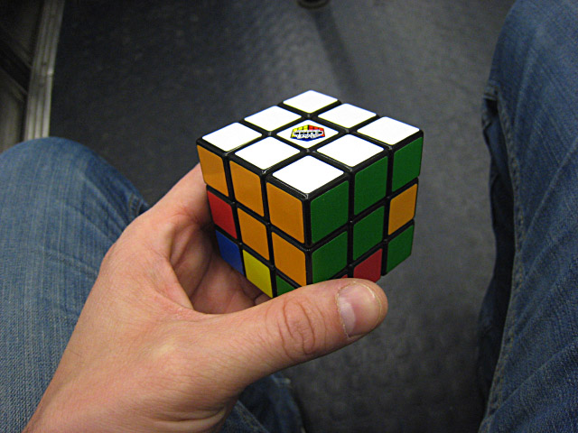 Je joue au rubik's cube