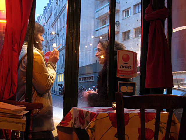 Les filles fument une cigarette dehors