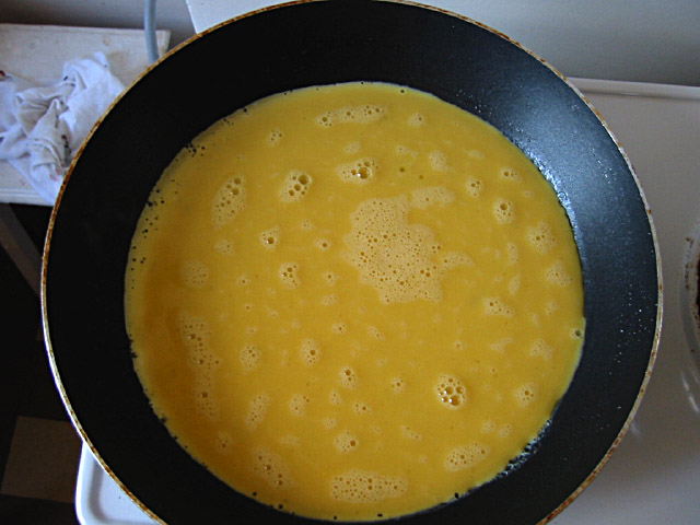 Je verse l'omelette dans la poêle