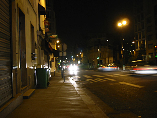 Je sors. J'attends le bus
