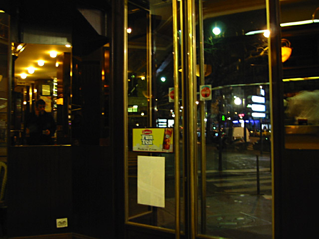 Je suis en avance. Je vais boire un café