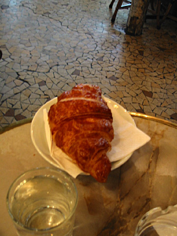 Je mange un croissant