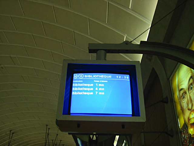 Le prochain train arrive dans une minute