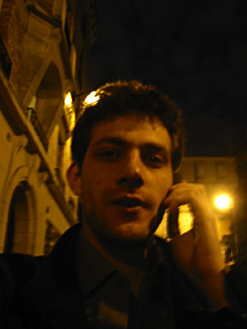 Je réalise que je suis en bas de chez Olivier. Je l'appelle