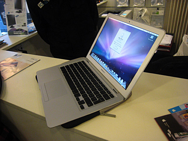 Je demande à regarder le Macbook Air