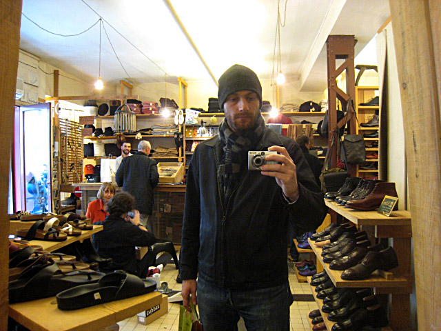Nous allons dans un magasin de chaussures