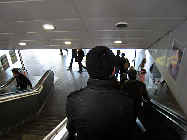 Nous descendons dans la galerie marchande du Forum des Halles