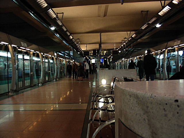 Je descends à Gare de Lyon. J'attends Sabine sur le quai