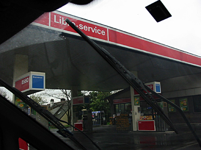 Nous arrivons à la station service de M. T