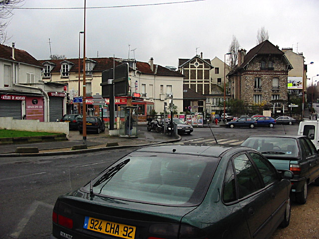 Nous repérons un bar