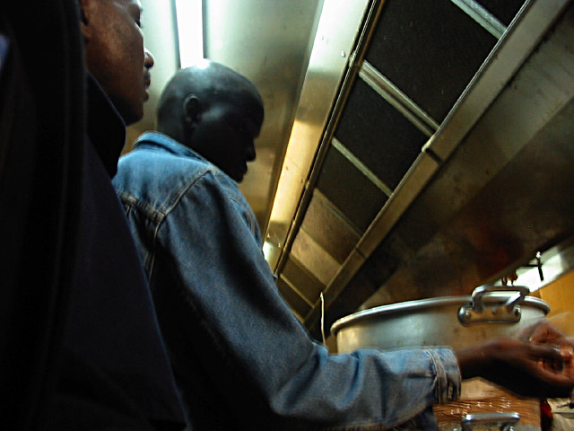 Un homme se fait servir