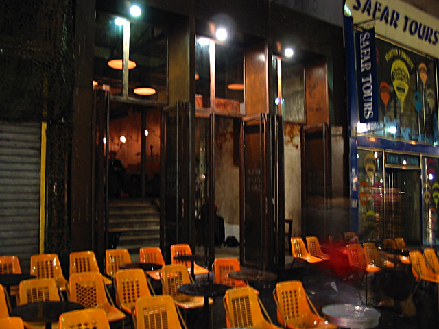 Nous allons au Delaville Café