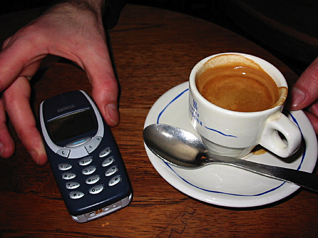 Je vais boire un café en attendant Sabine