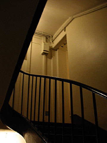 Je monte l'escalier. Je passe prendre Sabine sur son palier