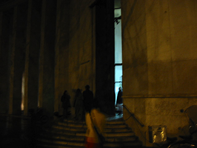 Nous arrivons au Palais de Tokyo