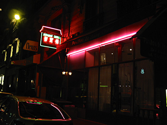 Je trouve enfin le restaurant dans lequel Cécile fête son anniversaire