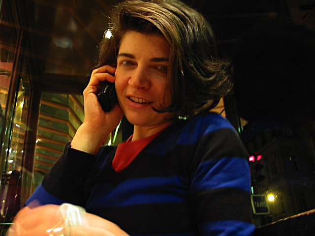 Je retrouve Sabine dans un bar sur la place