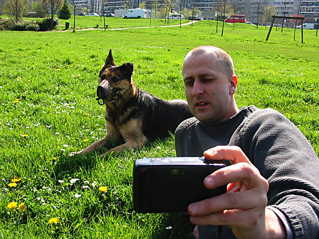 Edouard se prend en photo avec le chien