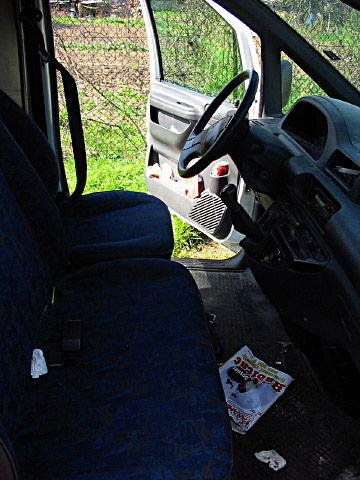 Nous montons dans la camionnette