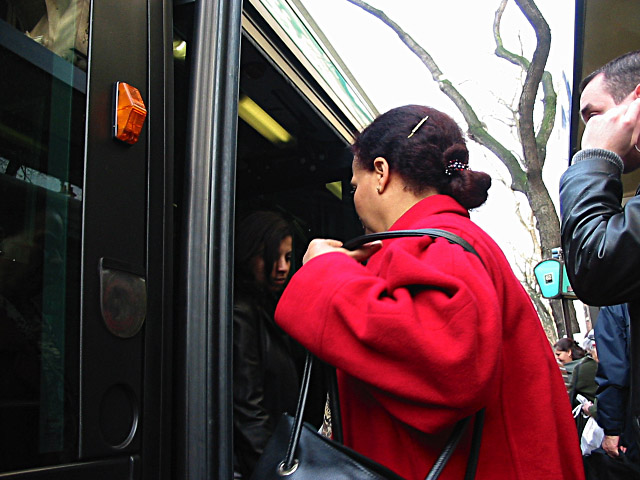Je prends le bus pour aller au centre commercial