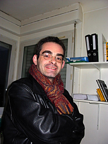 Il est venu avec un ami. Ils viennent chercher mon ordinateur