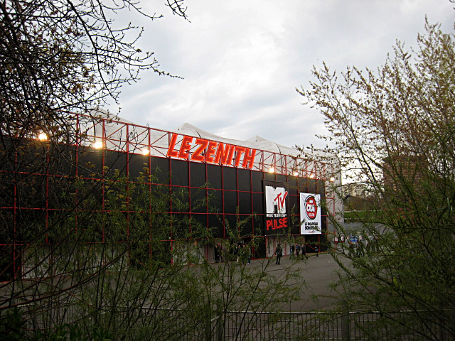 Nous passons devant le Zénith