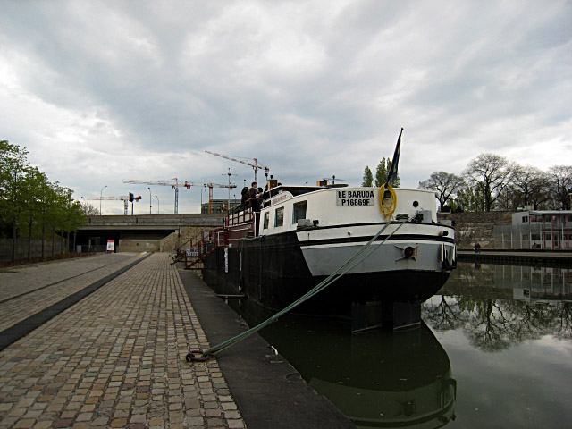 Nous arrivons à la Péniche Cinéma