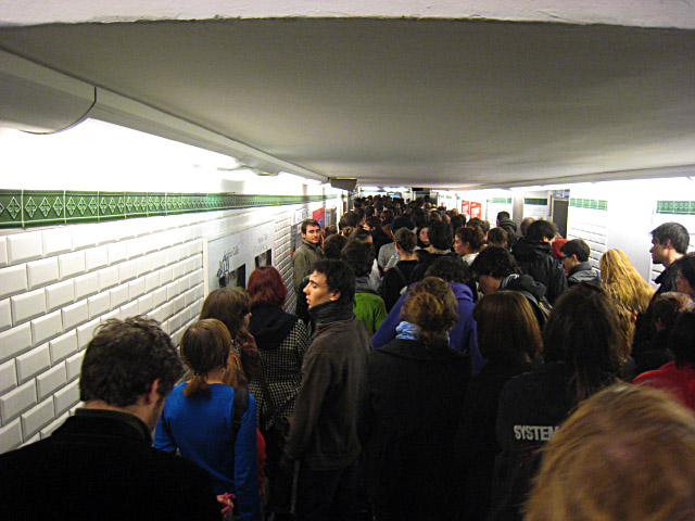 Nous essayons de prendre le métro mais il y a trop de monde