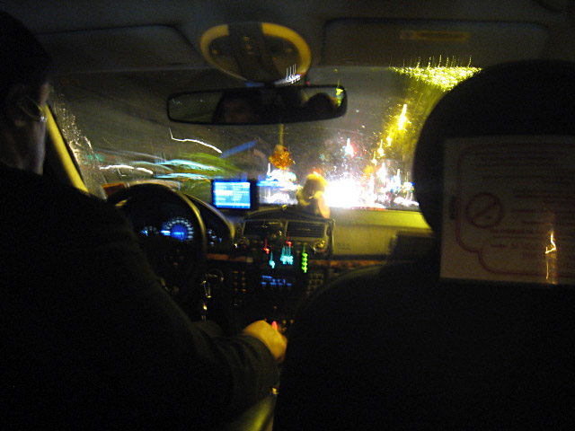 Nous montons dans un taxi