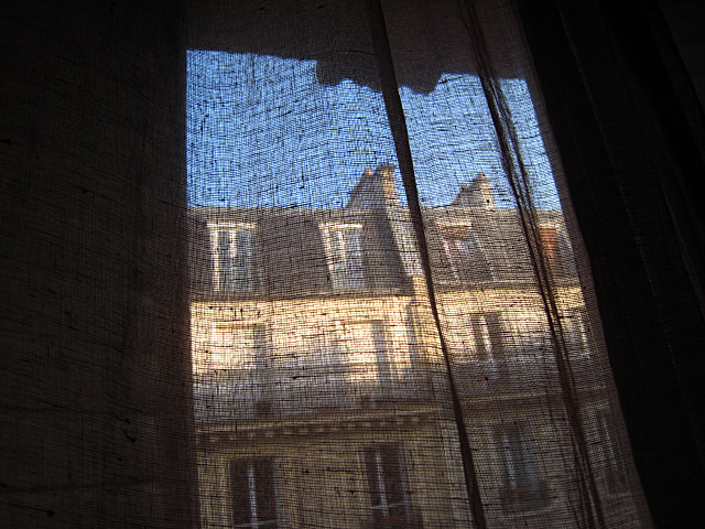 Je regarde à la fenêtre
