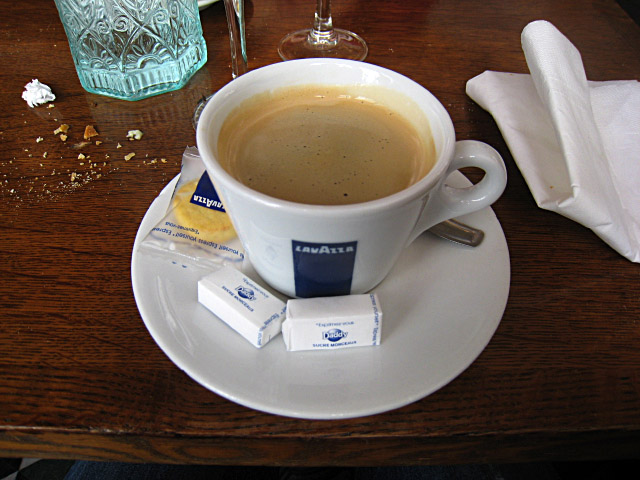 Je bois un café