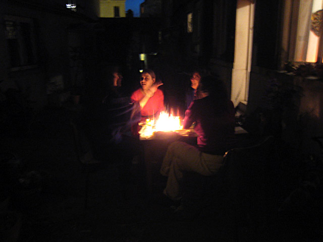Nous restons dehors malgré la nuit