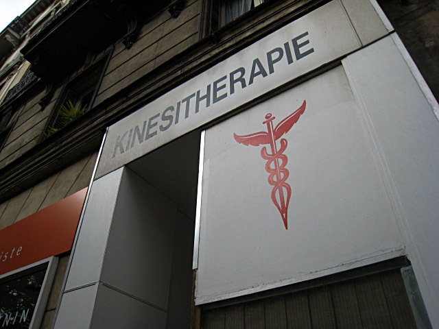 Je passe payer mon kiné à qui je devais de l'argent