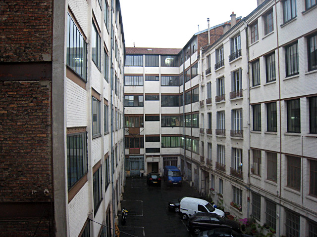 Je regarde à la fenêtre