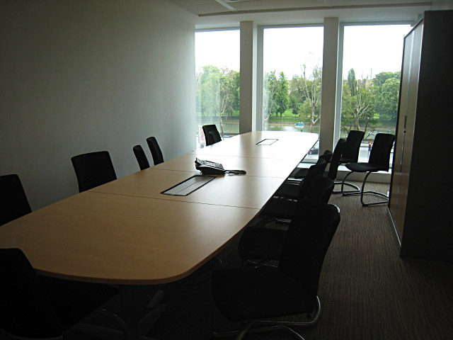 Nous nous installons en salle de réunion